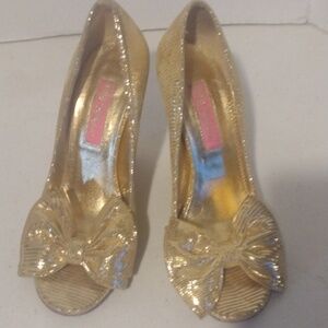Betsey Johnson  Metallic Gold Bowtie Wedge Pumps Heels Women’s 6 Y2K 00s